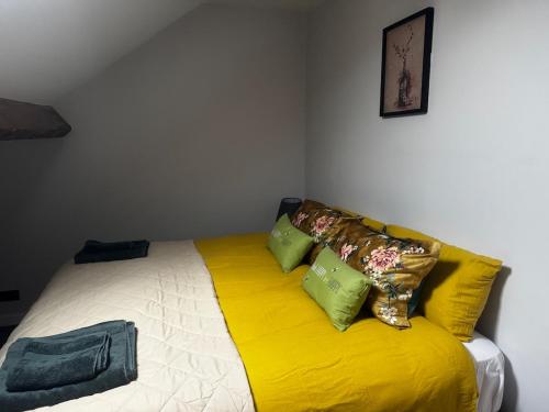 Letto o letti in una camera di Breathtaking views from a Stylish Coastal Apartment