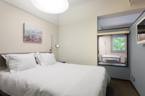 Plaka Stylish 1 Bed Apartment on Cathedral Sq - CM1