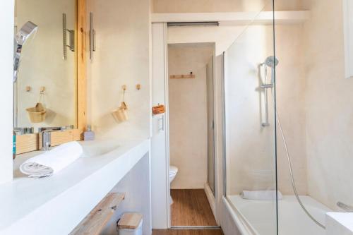 une salle de bain avec une douche, un lavabo et des toilettes dans l'établissement L'appartement du Vieux-Port Marseille, à Marseille