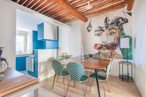 une cuisine et une salle à manger avec une table et des chaises dans l'établissement L'appartement du Vieux-Port Marseille, à Marseille