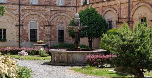 a fountain in a garden in front of a building at Santuario di Graglia in Graglia