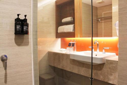 Koupelna v ubytování Hotel Santika Premiere Semarang