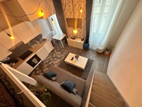 une vue aérienne d'un salon avec un canapé et une table dans l'établissement Cosy Cottage by Alice Marseille Centre & Plage, à Marseille