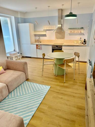 un salon avec un canapé et une table dans l'établissement Haver home Hermel, à Paris