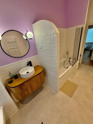 une salle de bain avec un lavabo et un miroir dans l'établissement Haver home Hermel, à Paris