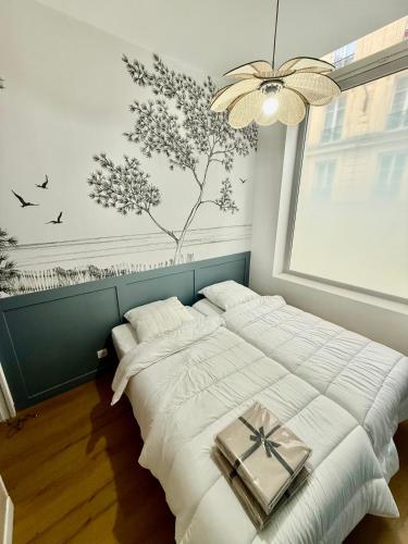 - une chambre avec un lit avec une croix dans l'établissement Haver home Hermel, à Paris