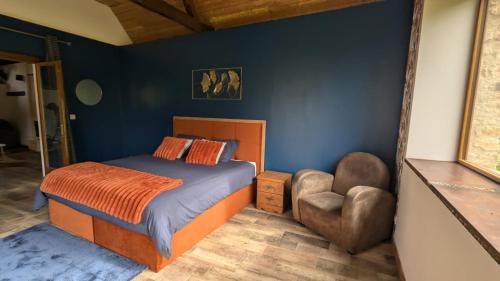 une chambre avec un lit et une chaise dans l'établissement Environnement exceptionnel, à Coulans-sur-Gée