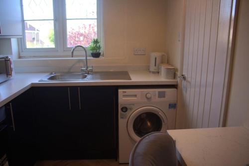Η κουζίνα ή μικρή κουζίνα στο Manchester Stay Hub - 2BR with Free Parking, Near Airport & Attractions