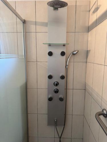 une douche avec pommeau de douche dans une salle de bain dans l'établissement La Casita, à 10 minutes de la plage, à Soustons