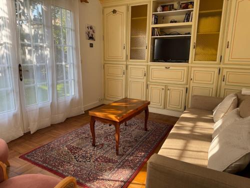Μια τηλεόραση ή/και κέντρο ψυχαγωγίας στο La Casita, à 10 minutes de la plage