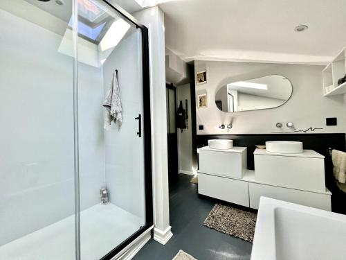 La salle de bains est pourvue d'une douche, de 2 lavabos et d'un miroir. dans l'établissement House, beach on foot in Anglet, à Anglet