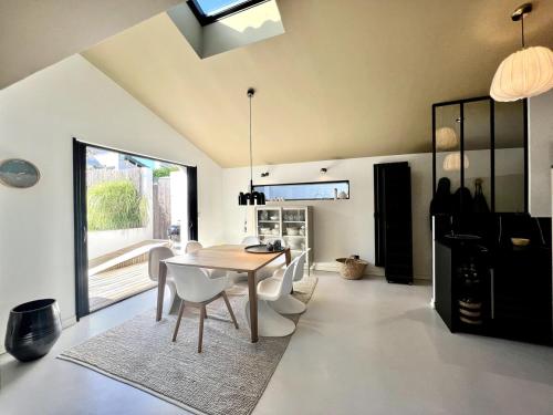 une salle à manger avec une table et des chaises blanches dans l'établissement House, beach on foot in Anglet, à Anglet