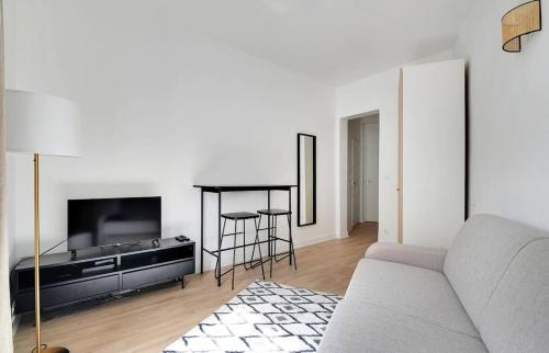 un salon avec un canapé et une table dans l'établissement MyKeypers - Lovely Studio 2P - Malakoff 12, à Malakoff