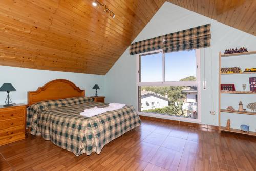 a bedroom with a bed and a large window at Goleta Villa in Tarragona