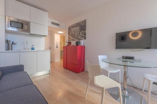 - un salon avec une table et un réfrigérateur rouge dans l'établissement Cannes Serenity – Elegant Stay in Central Cannes, à Cannes