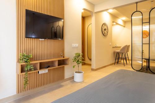 Μια τηλεόραση ή/και κέντρο ψυχαγωγίας στο Housr 1 BHK Apartment Sector 42 Gurgaon Near Two Horizon Centre