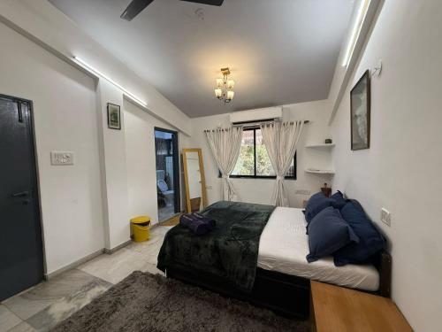 Katil atau katil-katil dalam bilik di Blue Heaven- Lonavala 2 Bhk with private pool!