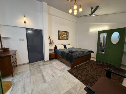 Katil atau katil-katil dalam bilik di Blue Heaven- Lonavala 2 Bhk with private pool!