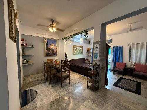Ruang duduk di Blue Heaven- Lonavala 2 Bhk with private pool!