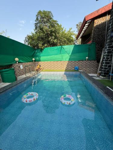 Kolam renang di atau dekat dengan Blue Heaven- Lonavala 2 Bhk with private pool!