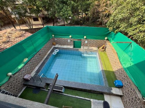 Kolam renang di atau dekat dengan Blue Heaven- Lonavala 2 Bhk with private pool!