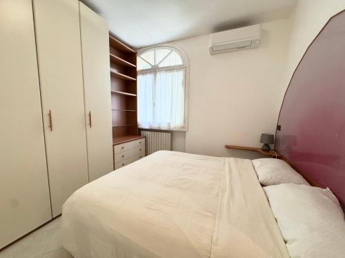オスペダレッティにあるLa villa al mareの大きなベッドと窓のある寝室