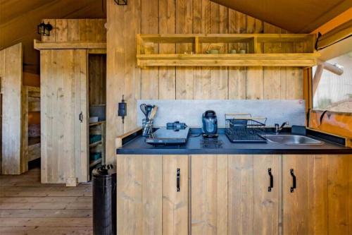 une cuisine avec un évier et un plan de travail dans l'établissement Camping - Piscine - ccbbaah, à Quinson