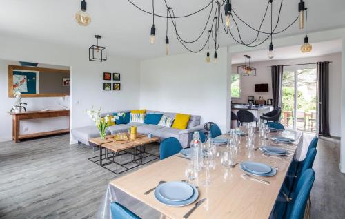 un salon avec une table et un canapé dans l'établissement 4 Bedroom Stunning Home In Cancale, à Cancale