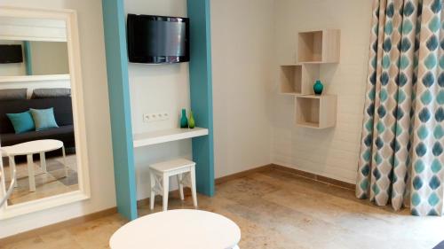 een kleine kamer met een spiegel en een kruk bij Kabine 7 in Koksijde