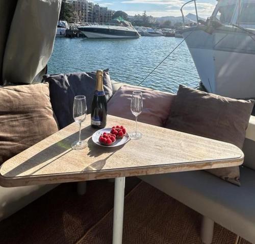 Photo de la galerie de l'établissement Refuge Marin - Twins Boat, à Mandelieu-la-Napoule