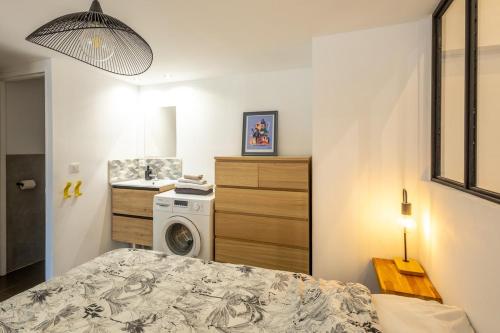 Postel nebo postele na pokoji v ubytování Farigoule Appartement rénové avec balcon