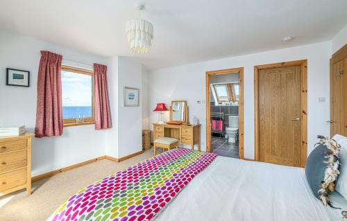 Una cama o camas en una habitación de Shore Croft