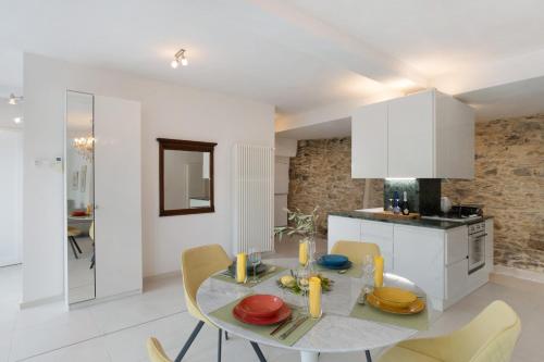 a kitchen and dining room with a table and chairs at Loggia Oliveto in Casanova Lerrore