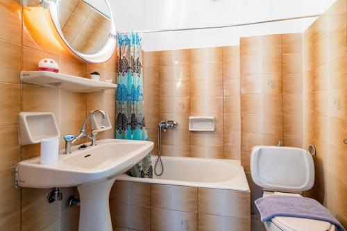 ห้องน้ำของ Spacious 5-Person Apartment by Alecos Studios