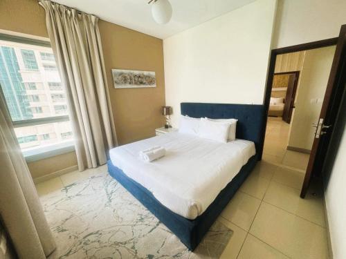 ドバイにあるBellavista - Splendid - 2BR plus Maid - 29 Boulevard - Burj Khalifa & Fountainのベッドと大きな窓のある寝室