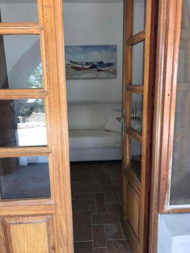 una puerta abierta a una habitación con sofá en AVrapatmos1, en Skala