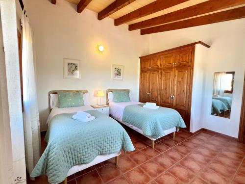 ein Schlafzimmer mit zwei Betten in einem Zimmer in der Unterkunft Villa Natural Barcarés in Alcúdia