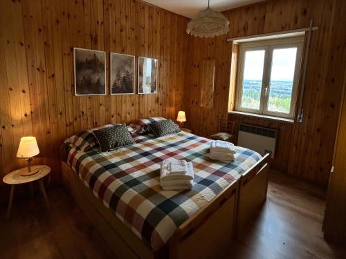 ein Schlafzimmer mit einem Bett mit einer karierten Decke in der Unterkunft Tree House in Camigliatello Silano