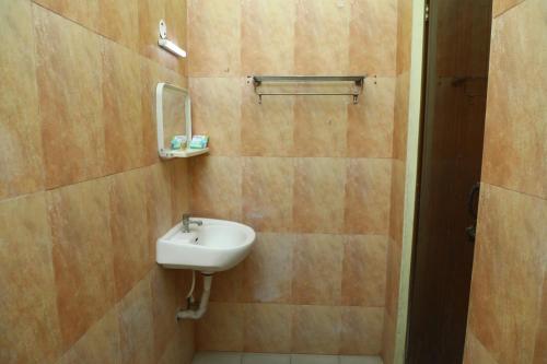 a bathroom with a sink and a mirror on the wall at Shiva Nest in Tiruchchirāppalli