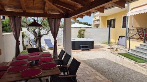 Family Apartment Vinja - privat garden - whirlpool
