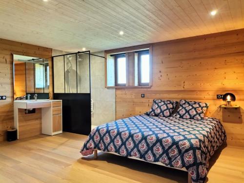 1 dormitorio con cama y lavamanos en Gîte de Frouges, en Dompierre-les-Ormes
