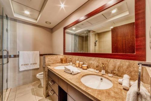 ドバイにあるBellavista - Splendid - 2BR plus Maid - 29 Boulevard - Burj Khalifa & Fountainの洗面台、トイレ、鏡のあるバスルーム