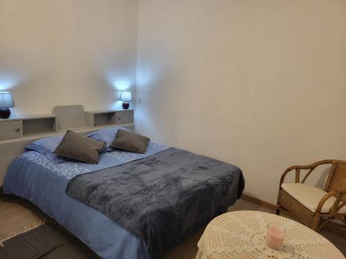 a small bedroom with a bed and a table at Casinha dos sonhos in Nisa