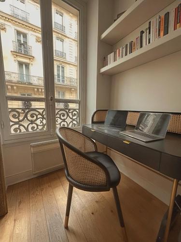 - un bureau avec un ordinateur portable dans une chambre dotée d'une fenêtre dans l'établissement Duplex cosy au cœur de Paris, à Paris