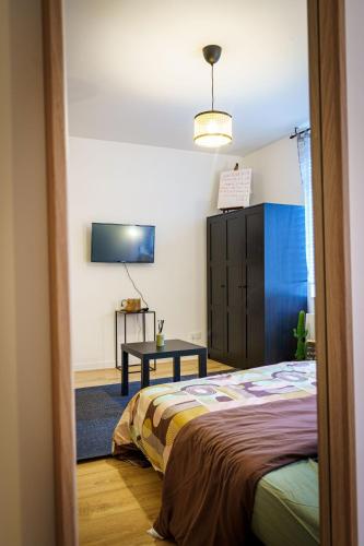une chambre avec un lit et une table dedans dans l'établissement Confortable studio 2 Pers wifi, à Saint-Quentin