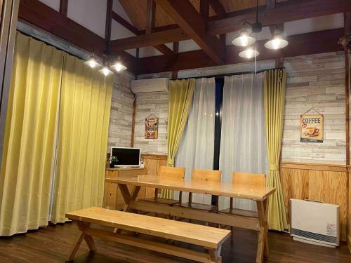 a room with a wooden table and a desk with chairs at アイボリーハウス-海徒歩2分秘密の屋根裏部屋焼き鳥屋1分ガスバーベキュー無料ペット同伴可 in Kujukuri