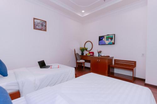 DAHLIALAND SAIGON HOTEL & SWIMMING PooLにあるテレビまたはエンターテインメントセンター