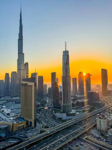 Burj Khalifa View, Luxury Two-Bedroom Residence, PlayStation 5, Swimming Pool and Fitness Center