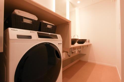 a washer and dryer in a small room at HOTEL DO-YA Beppu in Beppu