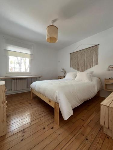 a bedroom with a large bed with a wooden headboard at En una Casa Barata de La Mancha in Tomelloso